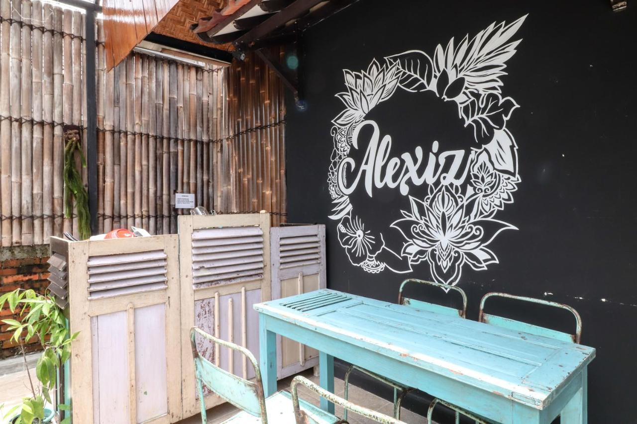 Alexiz Hostel Yogyakarta Exterior photo